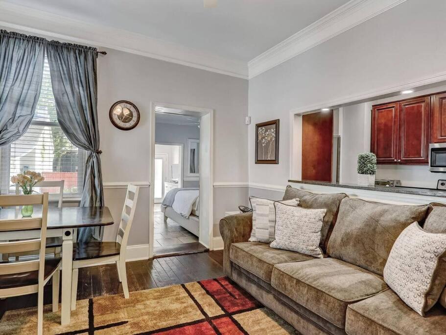 Historic Gold Private With Pool - 2bed, 1&half Bath, Sleeps 6, 1st Floor, 15 Min Walk To Historic Center And Attractions Apartamento